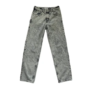 Axel Arigato jeans - Ett par schyssta Arigato jeans som knappt är använda. Bra skick med ingen skada alls då de knappt är använda. Köpta för 2200kr.  Längd: 110 Benöppning: 20cm Waist: 40cm