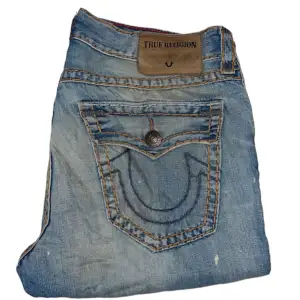 True Religion jeans Ricky fit, Super T stitch. W36 [Ytterbenslängd 90cm] [Innerbenslängd 60cm] [Midja 49cm] [Benöppning 22,5cm]