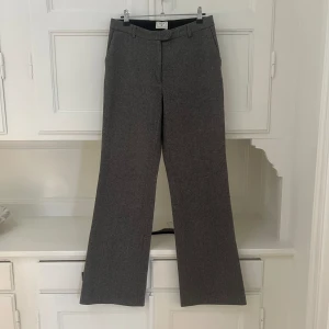 Kostymbyxor - Kostymbyxor i ull från HM x Erdem, bra skick, storlek 36 men sitter bra/liiite små på mig som är 38/40