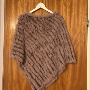 Pälsponcho - Pälsponcho med äkta päls. Använt 1 gång