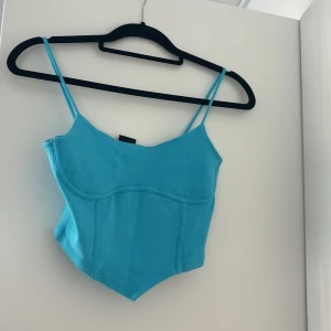 blå topp💕 - denna topp är från gina. aldrig använd och i bra skick💗 storlek S💗