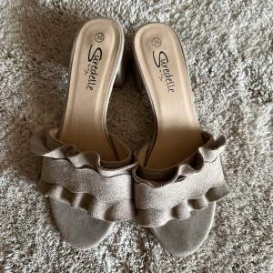 Beige klackar stl 36 - Säljer dessa fina klackar i stl 36!! Super sköna och låga 😍 Väldigt bra skick, om du vill ha fler bilder är det bara att meddela <3