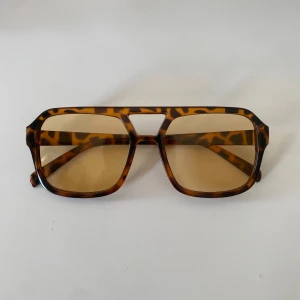 Solglasögon med leopard mönster - Solglasögon med leopard mönster, aldrig använda då jag ej tyckte jag passade i dom. Men jätte fina. Lite fyrkantiga i modellen