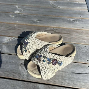 Inuikki tofflor - Jättefina inuikkitofflor i bra skick, säljer då jag inte använder dom längre. Priset går att diskutera💞