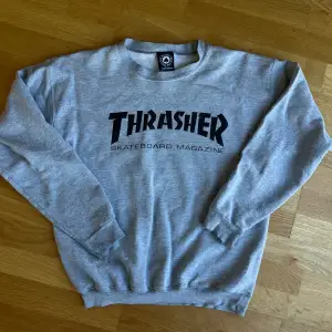 Thrasher sweatshirt, väl använd och mindre defekter finns!