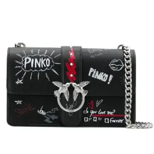 Så snygg väska från Pinko som är köpt för över 2000 kr, säljer för att den inte kommer till användning, den är i så fint skick, pris går att diskutera!!💕💕