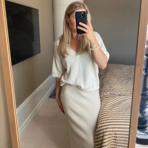 Stickad T-shirt  - Jag säljer denna stickade T-shirten från Lindex. Den är krämvit och är i storlek S.🤍🤍