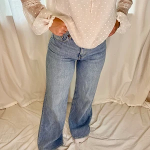 Blå högmidjade jeans - Jag är 160 cm lång, byxorna har ej använts. Inga skador eller märken.