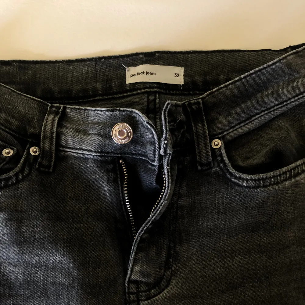 Säljer mina gråa bootcut jeans från Gina då dom inte kommer till användning, passar perfekt på mig som är 167💕💕 Pris går att diskutera . Jeans & Byxor.
