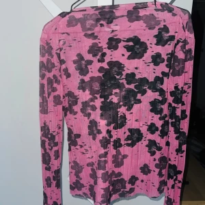 Other stories Blus  - Storlek XS men stor I storleken så passar ngn som har storlek M. Använd 1 gång så den är i nyskick. Fin blus dock inte min stil så vill sälja den till ngn som har användning för den. 