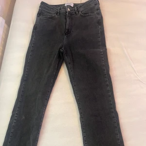 Gråa jeans - Säljer dessa gråa jeans då de aldrig har använts.