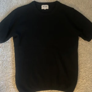 Kortärmad  - En svart kortärmad soft goat tröja i kashmirtröja som är använd fåtal gånger. Tröjan är en storlek XS.