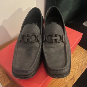 Fergamo skor - Fergamo skor använd 2-3 gånger max.Paket och påse följs med skorna.