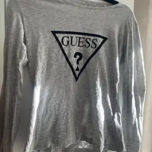Nu säljer jag min äkta Guess tröja  Står ej storlek på tröjan men skulle gissa på att den passar XS och S💕