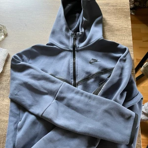 Nike tech  - Nike tech kill Model. Nypris 2400 säljer hela setet för 1100. Endast ett litet hål i vänster ficka på byxorna men det syns inte, byxorna är i storlek m, tröjan är storlek S. Kan även säljas separat, tröjan: 700, byxorna:500. Pris kan diskuteras 