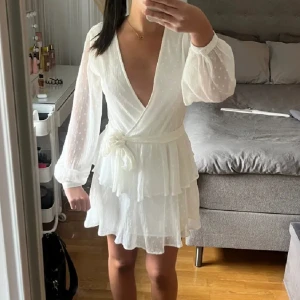 vit klänning - säljer denna jättefina klänningen från ginatricot. Finns inte kvar. Strl 32 men passar även 34 o 36. (lånade bilder men det är bara o skriva för fler bilder).