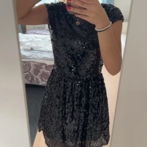 Klänning - Lite kortare än medellång Jules dress från Nelly med paljetter. Glittrar väldigt fint och är bekväm. Aldrig använd och köpt för längesen 💕