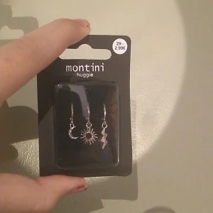 Örhängen - Jätte fina i oanvända örhängen från Ur&penn🌟Säljer då jag inte tänkte på att jag ville ha lika i båda öronen men sen idag när jag skulle köpa ett par till så hade dom tagit bort dom och det va mycket dyrare att beställa  ny pris 29kr säljer för 20kr❤️