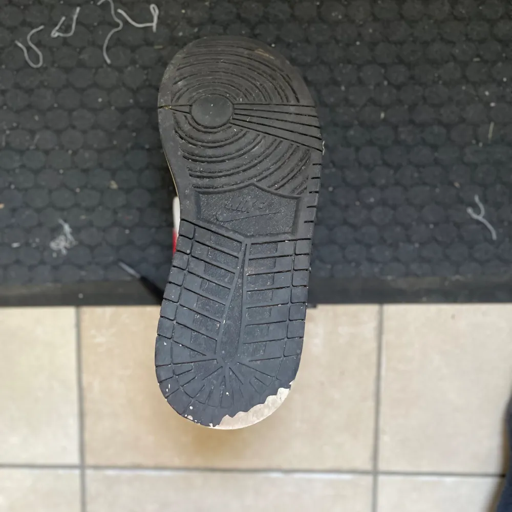 Ett par jordan 1 fire red storlek 41 i ett bra skick. De smuts som är på sulan är lätt att få bort med ett cleaning kit. skriv bud i dm så svarar jag snabbt eller bara frågor om skorna. priset är inte spikat och klart.. Kengät.