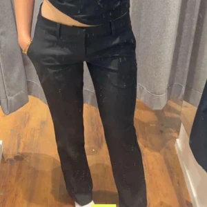 Vera kostymbyxor  - Säljer helt oanvända kostymbyxor ifrån bikbok utan prislapp tog bort den då jag trodde de skullle användas, bara att skriva vid funderingar 