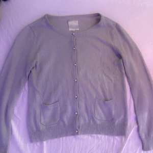 Kashmir stickad kofta, ljusgrå. - Säljer min Kashmir stickade kofta, ljusgrå. Den är i bra skick och oanvänd. Äkta. Storlek L, men passar även som storlek M. 