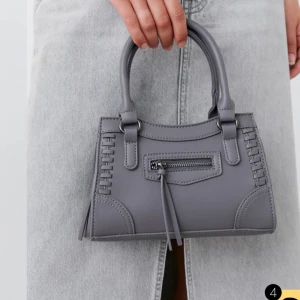 Väska  - Jätte fin grå väska ifrån Gina tricot. Ny pris är 400 men säljer min för 250💓