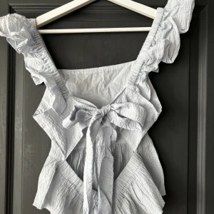 Ljusblå blus  - Denna blus är från HM och är i storlek 42 men väldigt liten i storlek. Så skulle säga att det snarare är en storlek 38/40