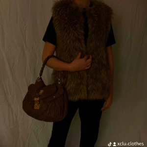 Brun pälsväst - Jättacool brun pälsväst från Zara, perfekt nu i vintern när det är lite kyligt men också till sommaren med bara en t-shirt och jeansshorts. Jättefin päls. Budgivning vid flertal intresserade. 🫶🏼✨🤎