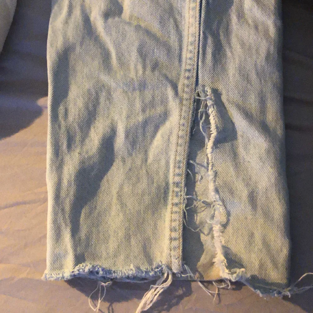 Gina tricot 90s jeans strl 34/xs. Jeansen har slits nertill. Passar någon runt 160.. Jeans & Byxor.