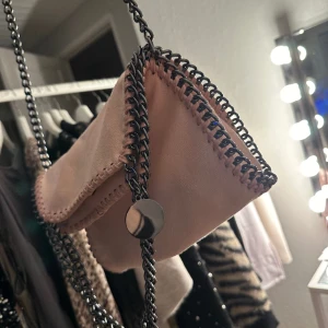 Stella McCartney liknande väska  - Säljer min fina Stella McCartney liknande väska, rosa. Som ny 💕