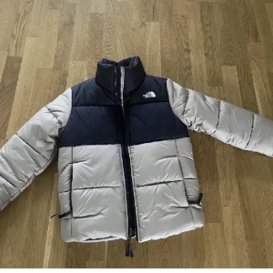 The North Face Vinterjacka  - Säljer min helt nya vinterjacka från The north face för den har tyvärr inte kommit till användning, stl xs 