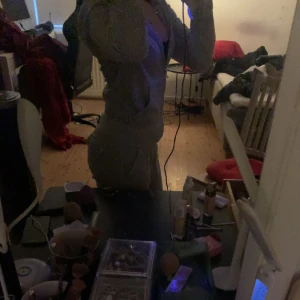 Grå juicy - Säljer detta jätte sköna juicy sett för den it sitter helt bra på mig, jätte fint skick ingen skada Om nån skulle vilja byta sina gråa juicy i en mindre storlek  skulle d va jätte bra🙏🤍🤍 Bara byxor, tröja går vid för handling❤️