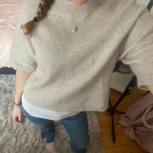 Tröja - Säljer denna tröja från &otherstories i storlek S. Den har krympt lite i tvätten men blev skitsnygg som magtröja!