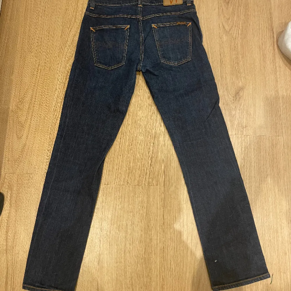 tja! jag säljer riktigt feta Nudie jeans i storlek 32/33. Passar perfekt nu till våren och sommaren💸 Ny pris ligger runt 1200 kr mitt pris 399! Bara jeans medföljer🍾 Bara att höra av er om ni har några funderingar om bilder eller priset🍾💸. Jeans & Byxor.