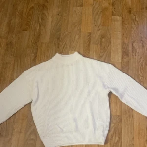 Vit stickad - Vit stickad tröja ifrån New yorker i storlek S, använd men bra skick lite nopprig efter tvätt. Säljs då den inte används 