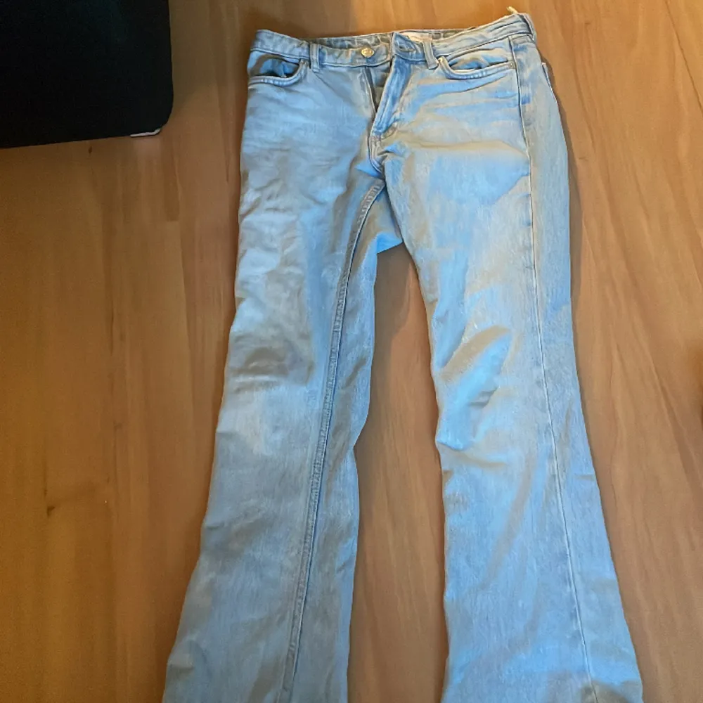 säljer dessa fina lowrise jeans från zara, i strl 34 dom va för långa så har sytt längst ner så dom passar om du är runt 160-164 cm lång! använda men i bra skick skriv om du vill ha bilder på💕. Jeans & Byxor.