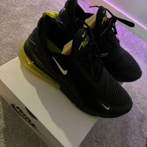 Nike air 270 - Fick dom förra jul. Använda några gånger. Det blir lätta repor på bubblan på 270s men det bara så det är. Storlek 41.  Skriv för flera frågor eller fler bilder. 