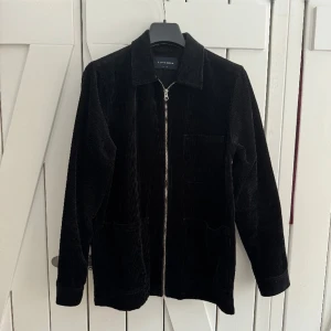 A Days March Overshirt - Overshirt/Jacka från A Days March i Manchester-material. Storlek M. Sparsamt använd!