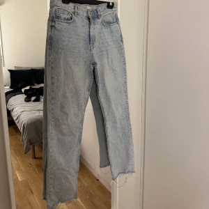 Blå jeans från GinaTricot - Ett par supersnygga & stilrena blå jeans från GinaTricot. Dessa är smått vida nertill och Mid-Waisted! 🩵