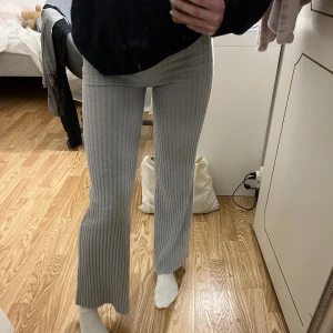 Gråa sköna byxor🩶 - Säljer nu mina gråa mysiga byxor🥰 känner att de börjar bli lite för små för mig✨ de är lite avklippta längst ner men det är inget som ser konstigt ut. Skulle säga att de passar perfekt för de som är 160 cm och under🫶 själv är jag 160 cm💫