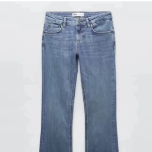 Zara jeans - Säljer mina jeans fårn zara då de inte kommer till användning löngre❤️ dom är low waist och är i super bra skick. Lite rivna dör nere då de är för långa på mig som är runt 165 men inget man tänker på❤️de passar nog 34-32 då de är vödligt stretchiga 