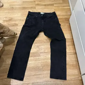 Svart straight Leg Jeans i storlek W34L32 säljs för 280kr