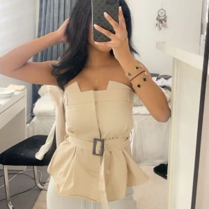 Trenchcoat top från Zara - En trenchcoat bandotop från zara i nyskick prislappen är kvar. Orginalpris 399