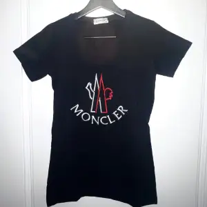 En helt ny och oanvänd t-shirt från Moncler. Den är i storlek M, säljer den pga att den är för liten för mig.