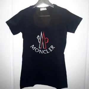 Moncler T-shirt  - En helt ny och oanvänd t-shirt från Moncler. Den är i storlek M, säljer den pga att den är för liten för mig.