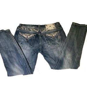 Miss me jeans - Lågmidjade miss me jeans som är i nyskick, köpte dem second hand när dem var i nyskick men passade inte mig som jag ville och där av säljer jag dem. Har använts ungefär 1-2 gånger så nyskick är dem fortfarande😊