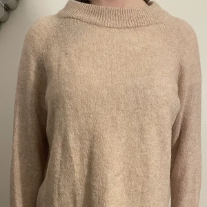 stickad tröja mohair - jätte fin stickad tröja ifrån HM, aldrig använd! fint skick.