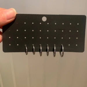 Silver örhängen  - Bredare silver örhängen. Super enkla att öppna & stänga. Bild 3 visar baksidan på örhängena.💞