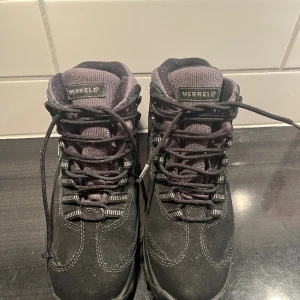 Merrell kängor  - Superfina kängor från Merrell Gore tex. Endast använda ett fåtal gånger, dem är tyvärr lite för små för mig. 