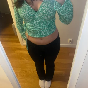 Blommig topp  - Oanvänd svin snygg blommig topp, perfekt till våren o sommaren!!💗  Prislapp kvar Köpt för 250kr Skriv vid frågor eller för fler bilder💗 